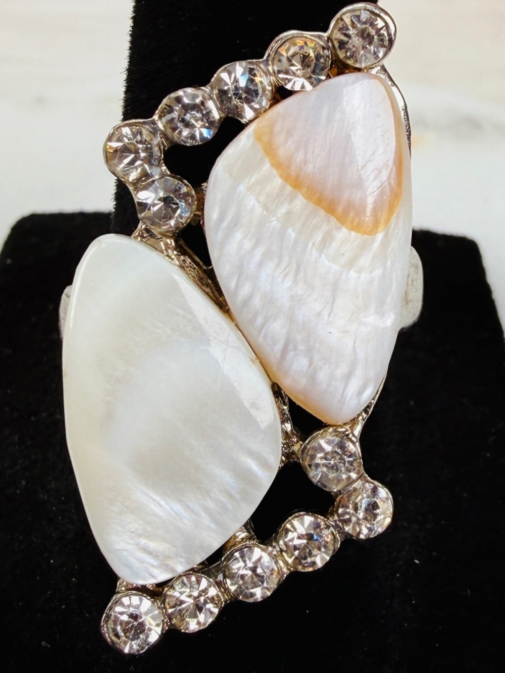 Silvertone white shark bling feet size 7 1/4 costume ring